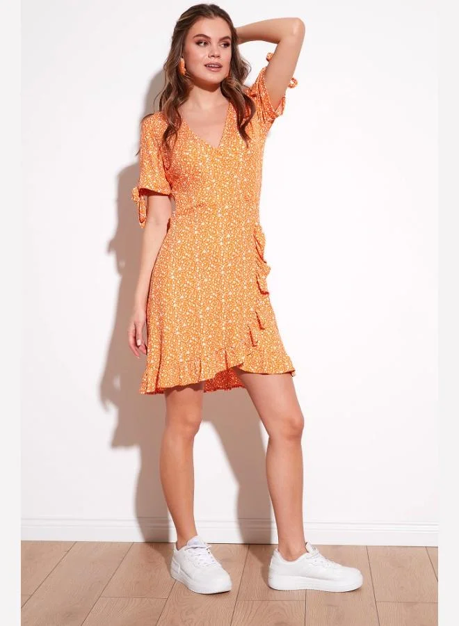 ليلا فستان قصير نسائي بياقة ملتفة وتفاصيل كشكش من ليلا