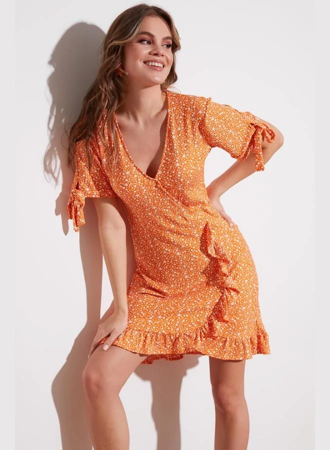 ليلا فستان قصير نسائي بياقة ملتفة وتفاصيل كشكش من ليلا