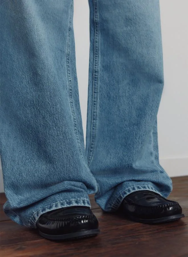 Springfield High-waisted jeans with front and back pockets, button and zip fastening fastening , and a wide, straight leg. These jeans feature a washing process using cutting-edge technologies, reducing water, chemical, and energy consumption.