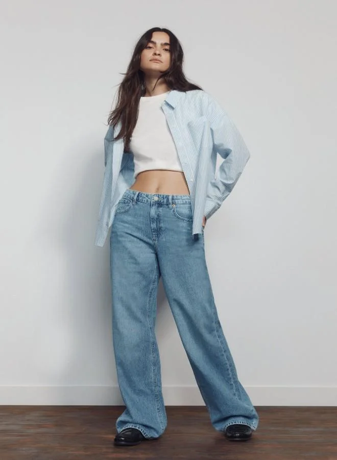 Springfield High-waisted jeans with front and back pockets, button and zip fastening fastening , and a wide, straight leg. These jeans feature a washing process using cutting-edge technologies, reducing water, chemical, and energy consumption.