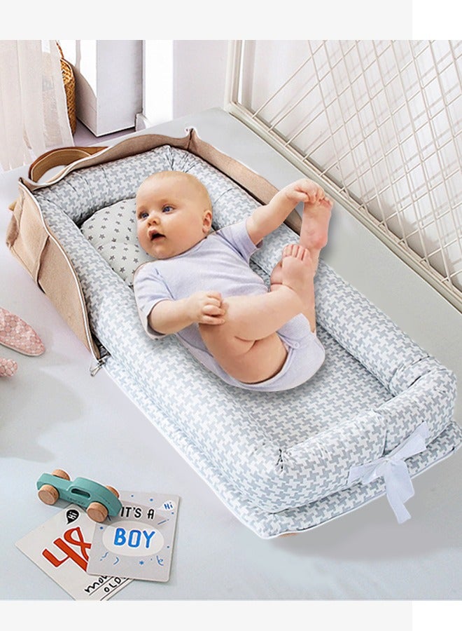 عش الطفلحقيبة حفاضات Baby Lounger للمواليد الجدد: سرير سفر محمول قابل للطي للأطفال الصغار من عمر 0 ​​إلى 12 شهرًا مصنوع من القطن بنسبة 100% وجيد التهوية - للاستخدام الداخلي والخارجي - Image 1