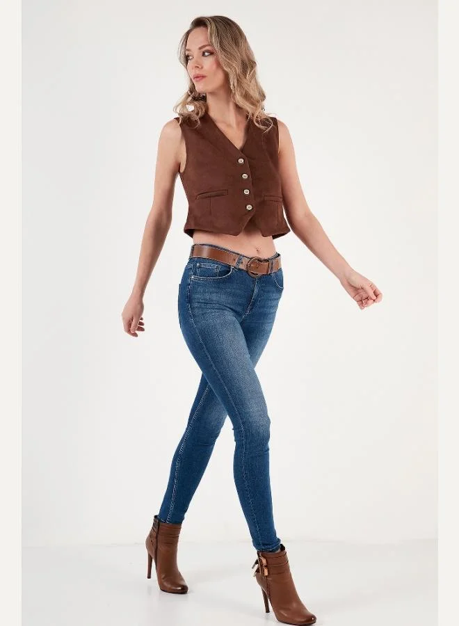 ليلا صدرية نسائية من جلد السويد بقصة ضيقة وياقة على شكل حرف  وأزرار