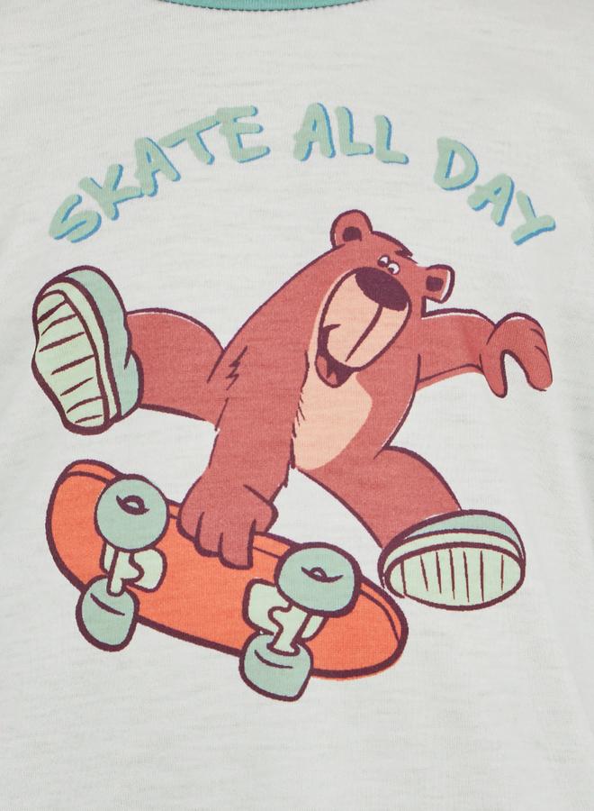 ستايلي طقم بيجامة مخطط وتيشيرت بياقة مستديرة وطبعة جرافيك - Image 3