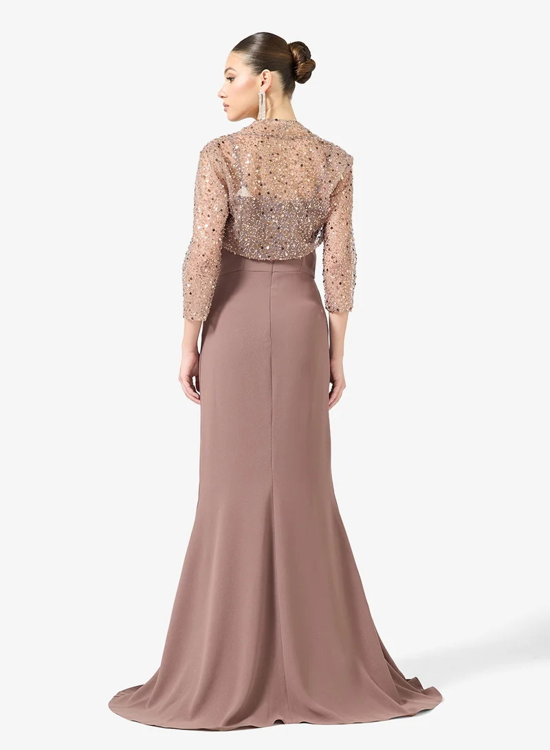 نمشي x فستان بياقة قلب وأكمام مزينة