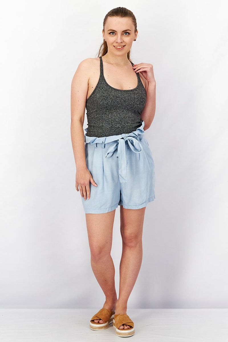 GUESS شورتات نسائية مغسولة بحزام، أزرق مبيض - Image 3