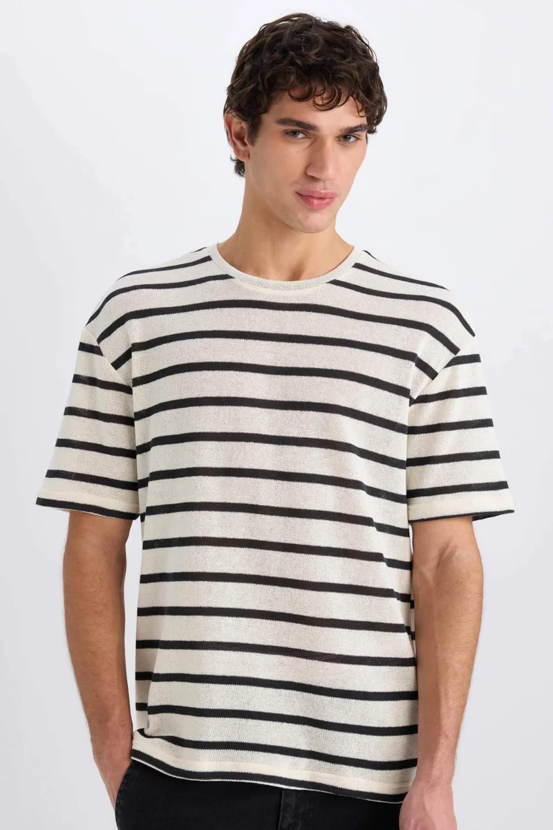 ديفاكتو Boxy Fit Crew Neck Striped T-Shirt
