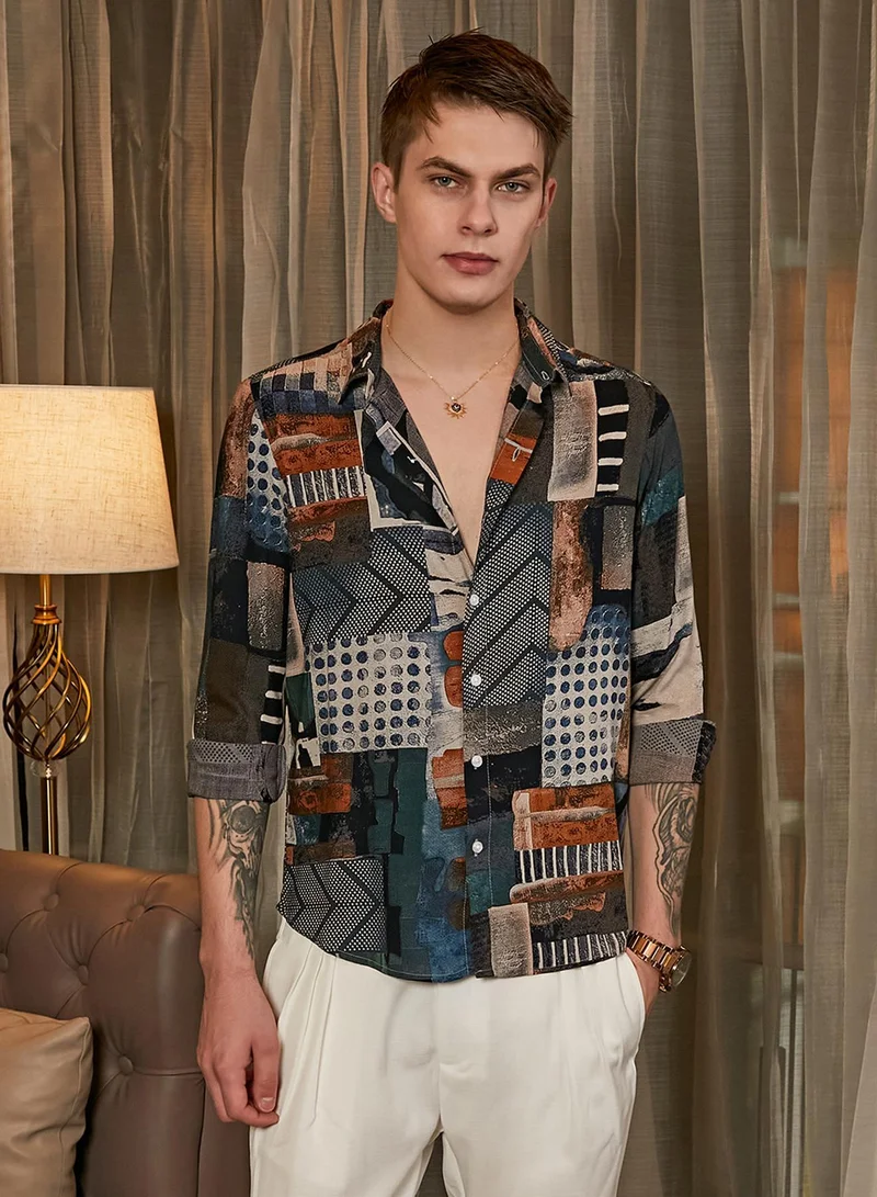 كامبوس سوترا قميص رجالي أزرق نيلي وبني قهوي بتصميم أرضي تجريدي