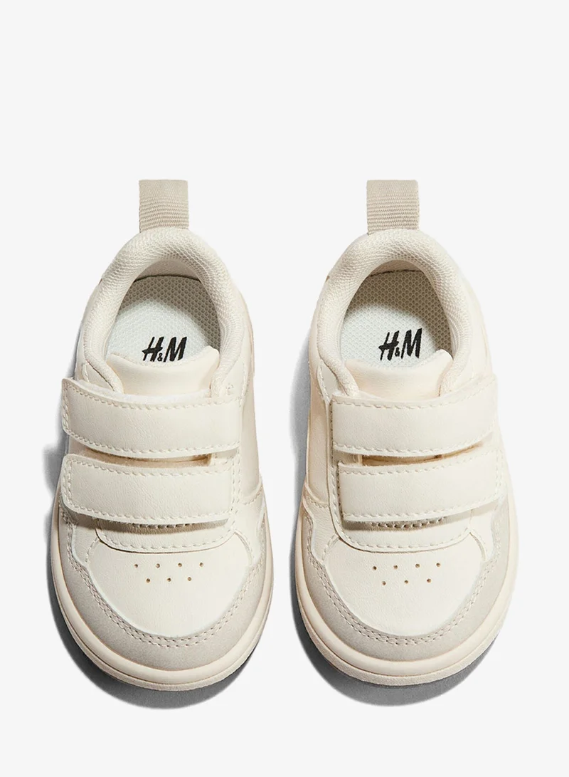 اتش اند ام حذاء رياضي