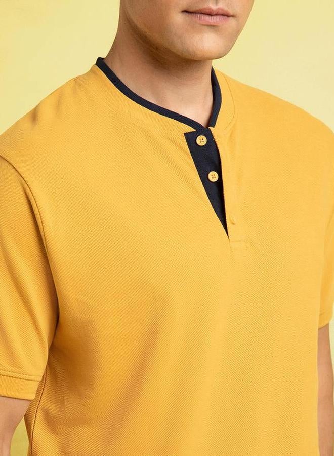 دينيس لينغو تيشيرت بياقة هنلي بأزرار وأكمام قصيرة - Image 5