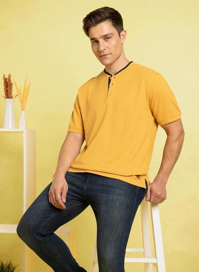 دينيس لينغو تيشيرت بياقة هنلي بأزرار وأكمام قصيرة - Image 2