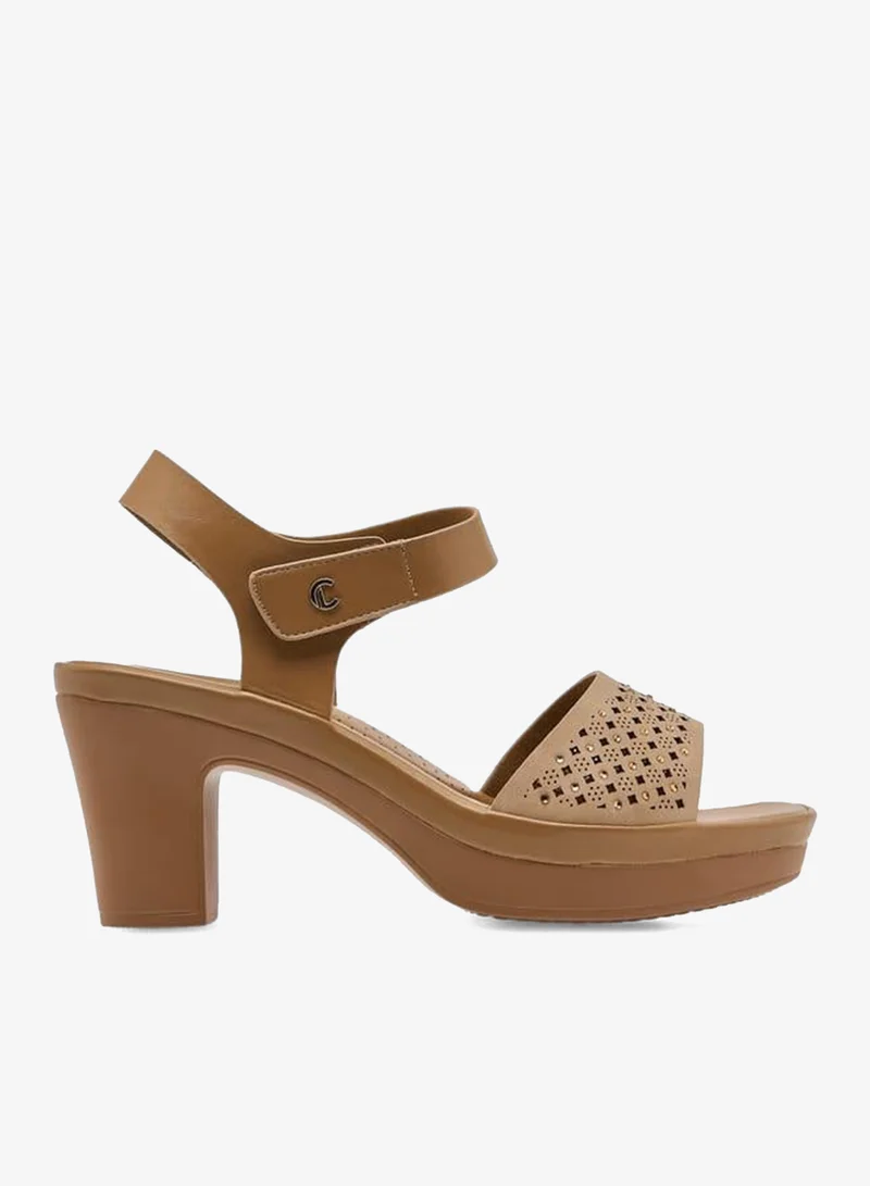 لو كونفورت صنادل نسائية بحزام مقصوص بالليزر وكعب بلوك