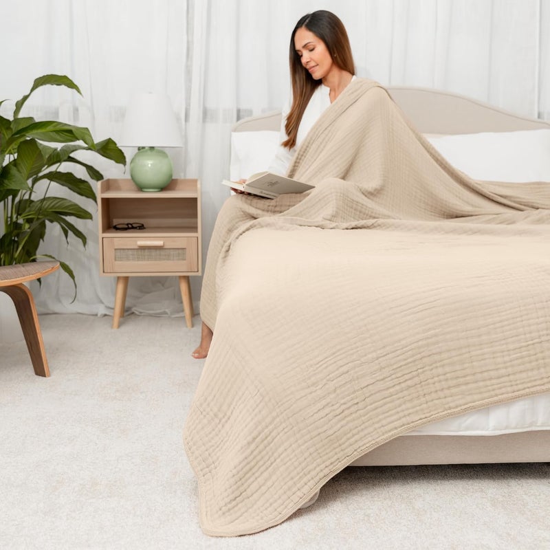 كومفي كلوبس بطانية قطنية مريحة من للبالغين، حجم كبير جدًا (مقاس كينغ) 108” × 90”， تتميز بست طبقات من القطن الناعم والمريح، خفيفة الوزن، قابلة للغسيل في الغسالة، مصممة في الولايات المتحدة لجميع المواسم (لون أبيض). - Image 2