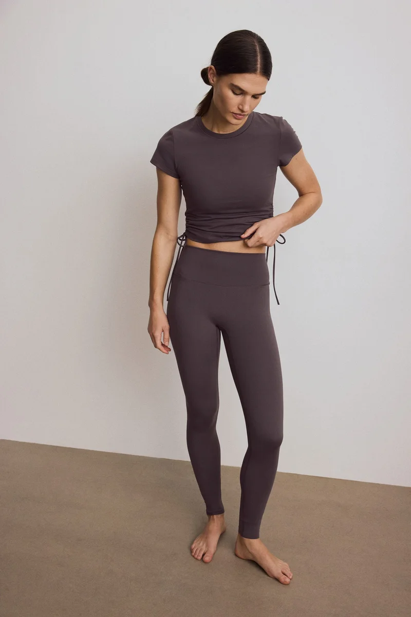 اتش اند ام بلوزة رياضية من نسيج سوفت موف