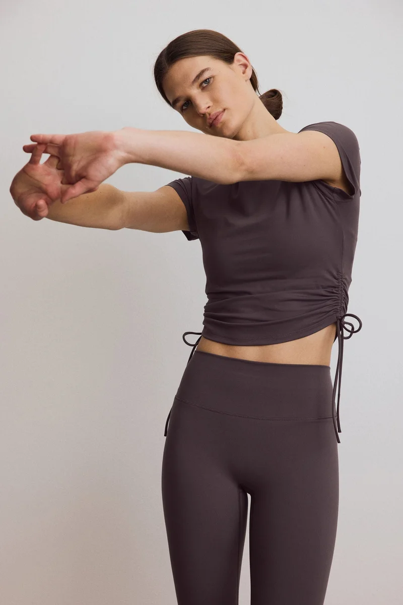 اتش اند ام بلوزة رياضية من نسيج سوفت موف