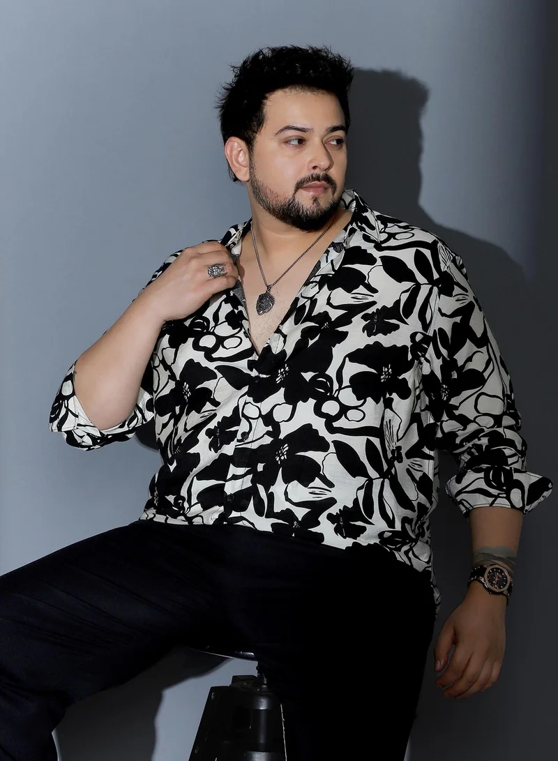 انستافاب بلس Instafab Plus Men Contrast-Botanical Imprint Shirt | Spread Collar , Long Cuffed Sleeves | Button Closure , Curved Hem | Floral Print Plain | Woven Fabric For Casual & Evening Wear | Onyx Black