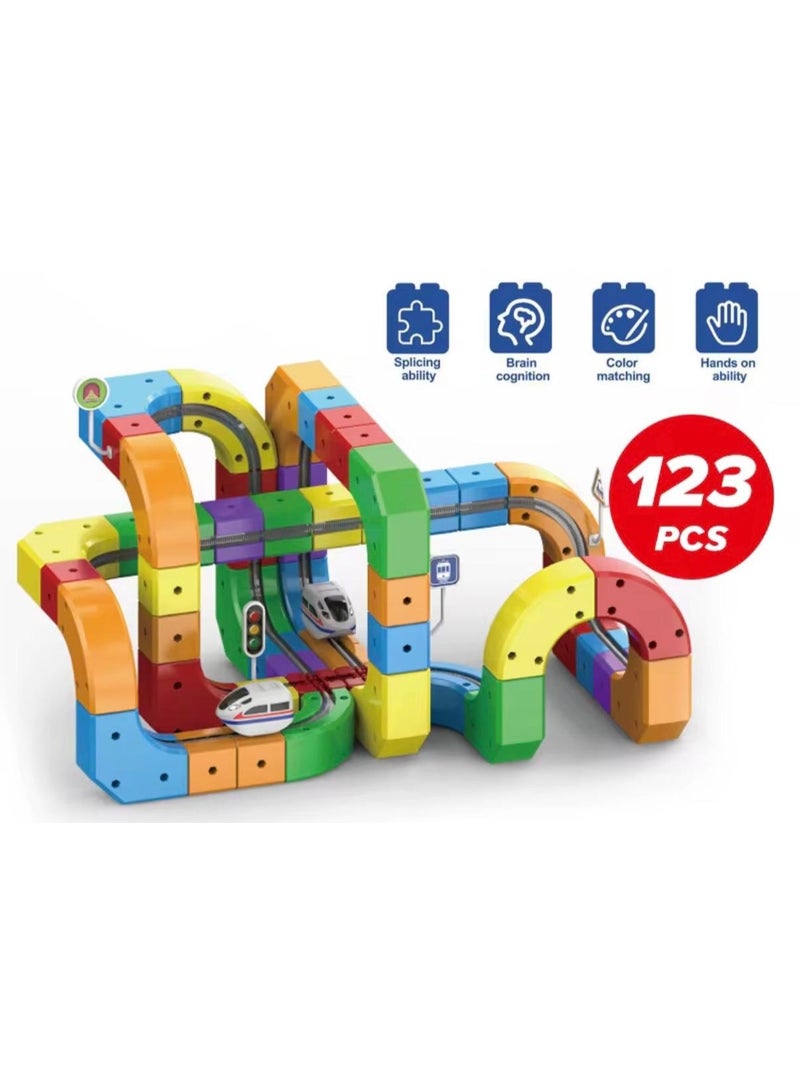 توي لاند مجموعة مسار قطار مغناطيسي يمكنك تركيبه بنفسك مع قطار كهربائي - لعبة بناء تعليمية ملونة للأطفال - Image 4