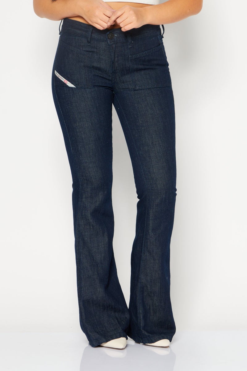 DIESEL جينز نسائي بتصميم ضيق وواسع من قماش الشامبرay، لون كحلي - Image 1