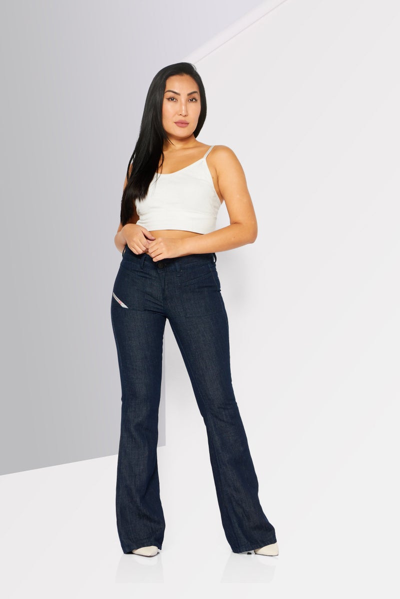 DIESEL جينز نسائي بتصميم ضيق وواسع من قماش الشامبرay، لون كحلي - Image 2