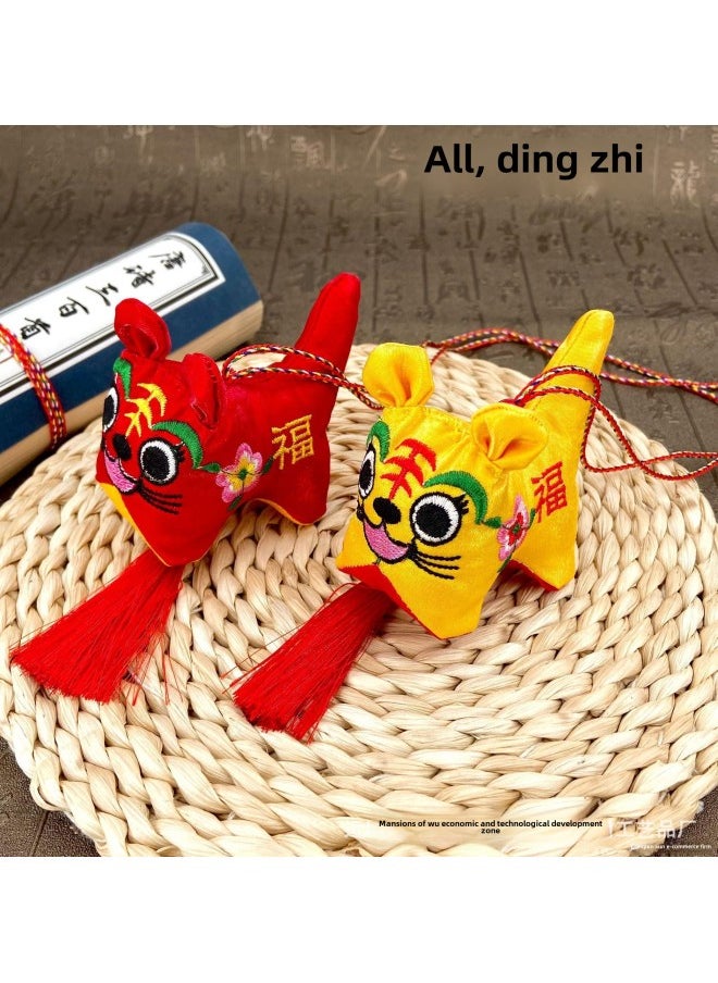 Generic - 暖房布老虎挂件刺绣宝宝推车汽车家香囊荷包挂饰抓周满月-颜色:新花福小挂虎—黄 - Image 1