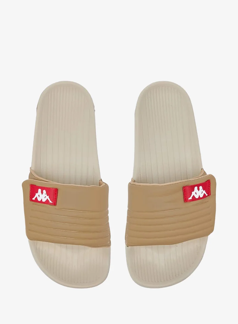 كابا سلايدز نسائي بطبعة شعار مع إغلاق بشريط لاصق