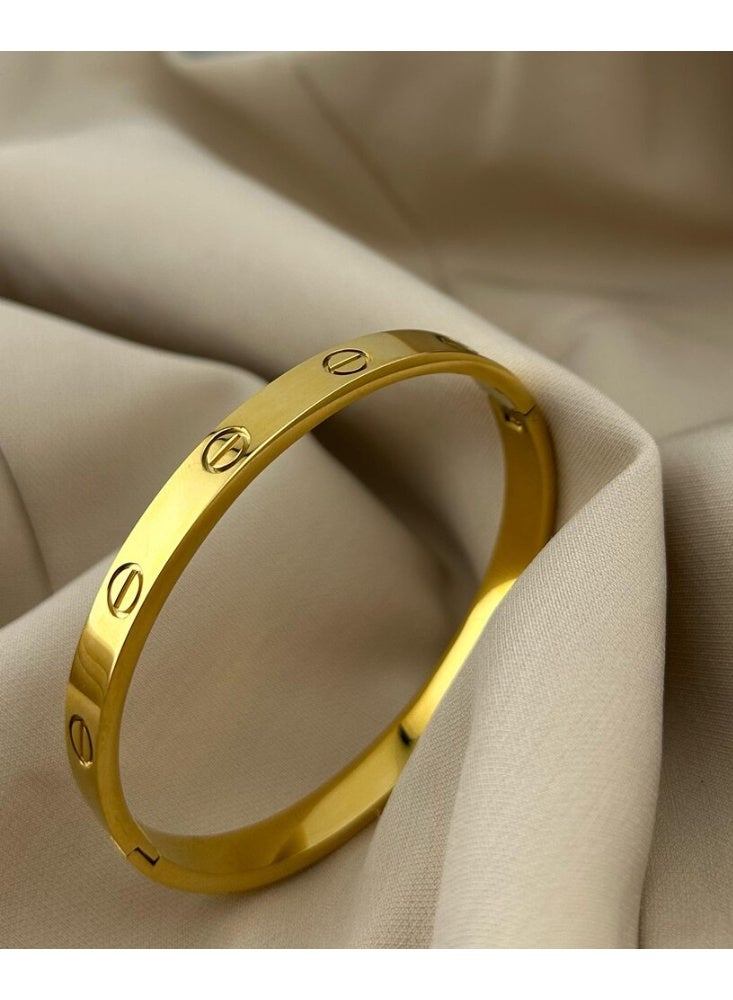 World Luxury Classic gold bracelet with a luxurious engraved design - Image 1