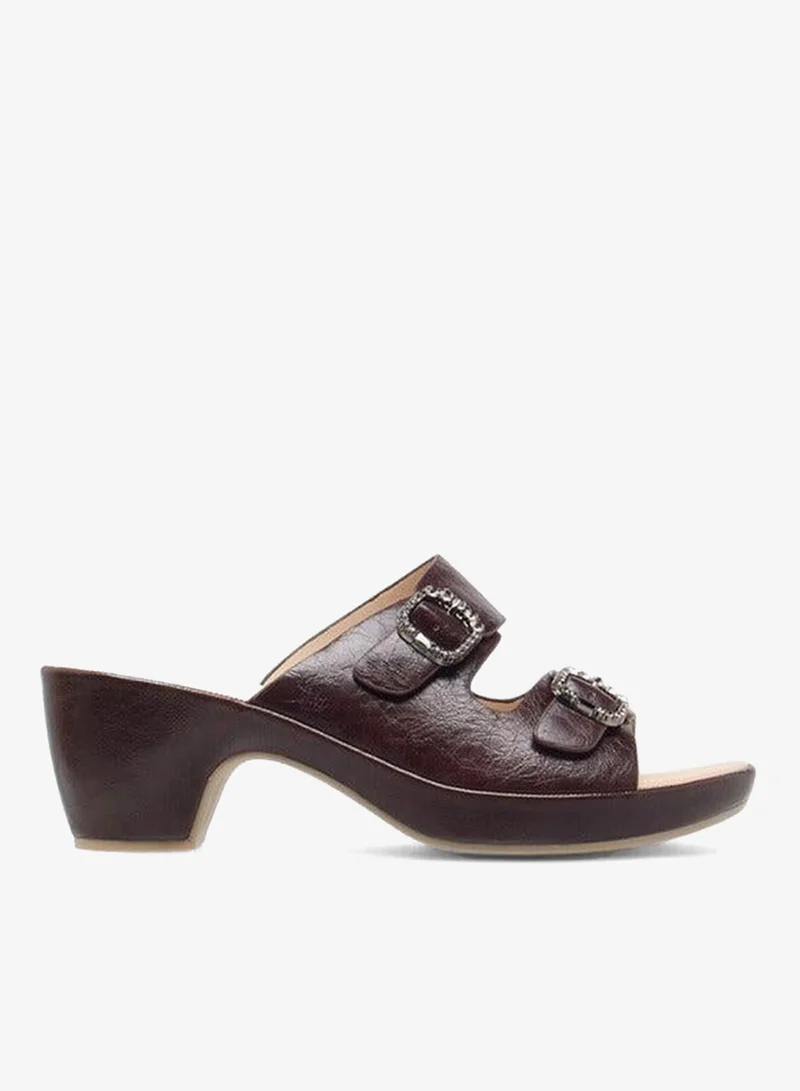 لو كونفورت صنادل نسائية مريحة سهلة الارتداء بتفاصيل مزخرفة وكعب عريض