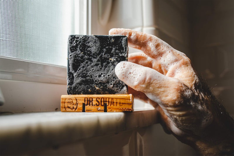 Dr. Squatch صابون دكتور سكووتش من قطران الصنوبر - حزمة من قطعتين للرجال برائحة طبيعية خشبية ومقشر للبشرة - مصنوع يدويًا من زيوت الصنوبر وجوز الهند والزيتون العضوية في الولايات المتحدة (مجموعة من 2 قطعة) - Image 4