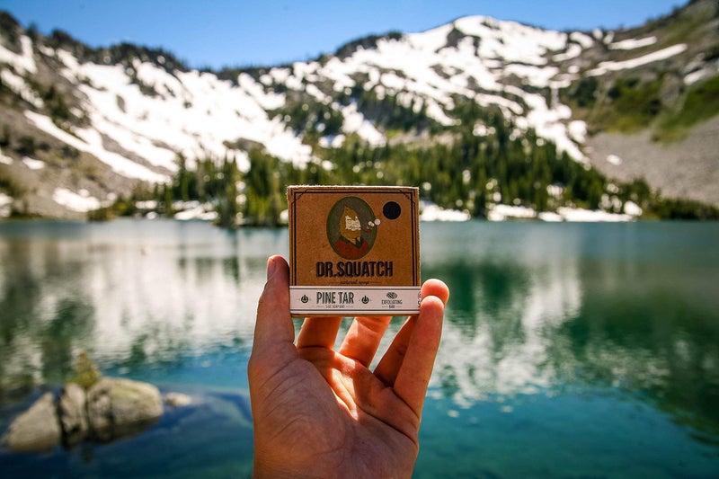 Dr. Squatch صابون دكتور سكووتش من قطران الصنوبر - حزمة من قطعتين للرجال برائحة طبيعية خشبية ومقشر للبشرة - مصنوع يدويًا من زيوت الصنوبر وجوز الهند والزيتون العضوية في الولايات المتحدة (مجموعة من 2 قطعة) - Image 2