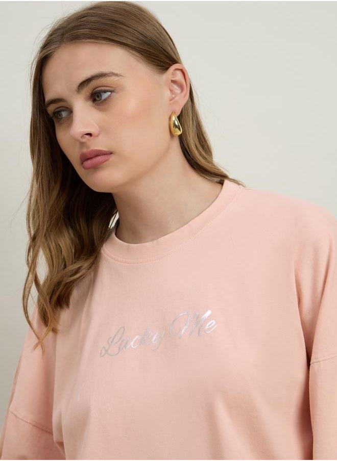 Styli Styli Acid Washed Lucky Me Slogan Foil Print Exaggerated Shoulder Oversized T-Shirt  - Image 4