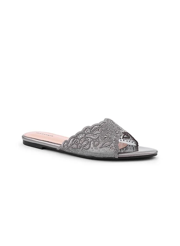 أيقون Stylish flat sandal with contrasting design.
