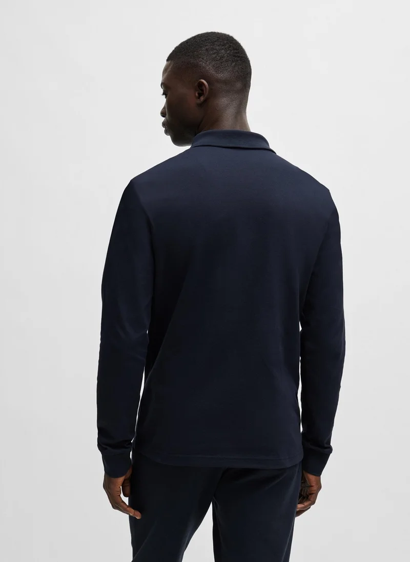 بوس تيشيرت بولو قطن مطاطي بقصة ضيقة مع رقعة شعار