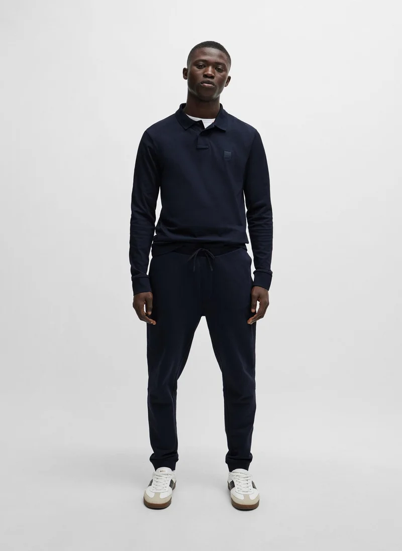 بوس تيشيرت بولو قطن مطاطي بقصة ضيقة مع رقعة شعار