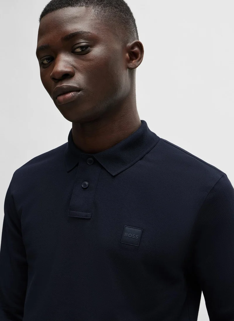 بوس تيشيرت بولو قطن مطاطي بقصة ضيقة مع رقعة شعار