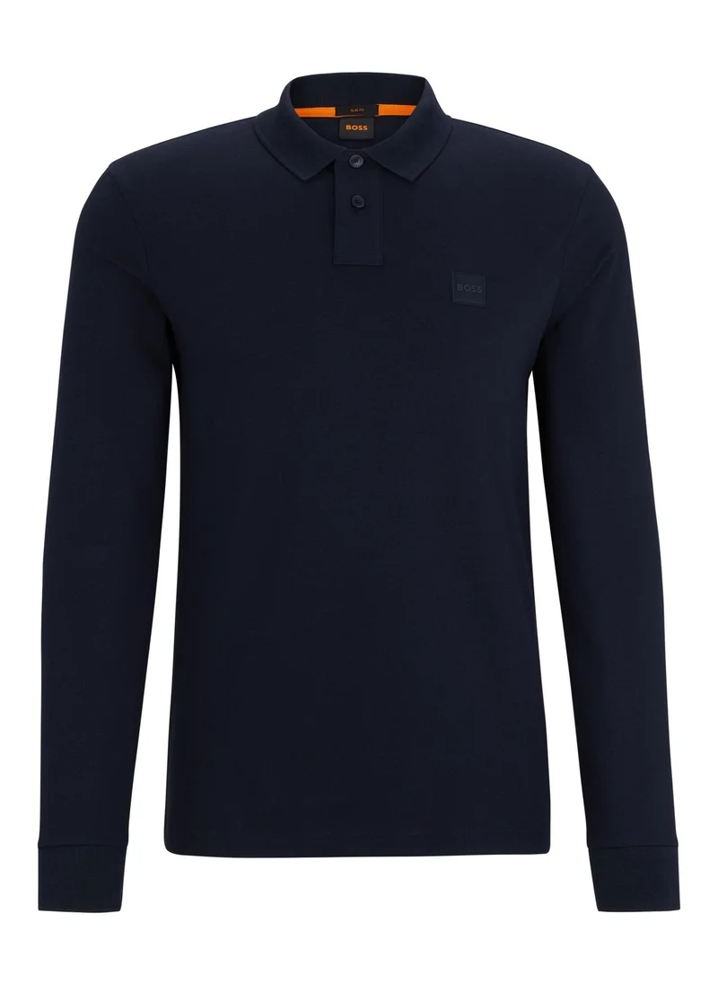 بوس تيشيرت بولو قطن مطاطي بقصة ضيقة مع رقعة شعار