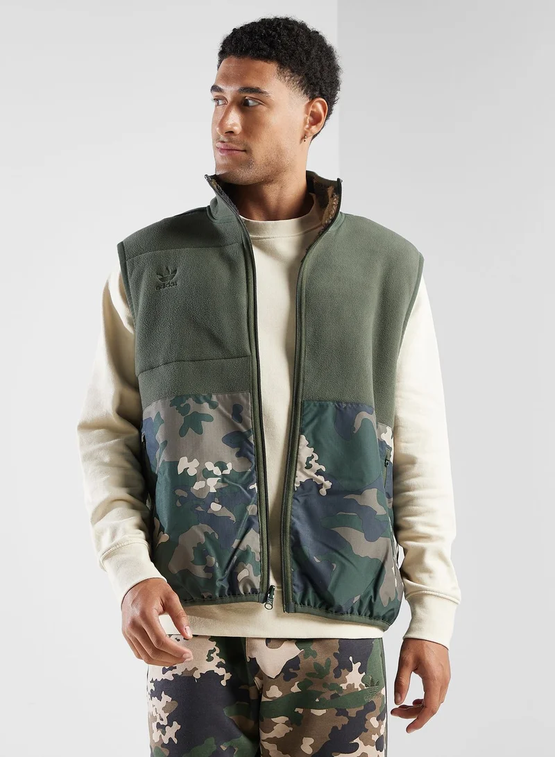 اديداس اوريجينالز سترة من نسيج الفليس قابلة للعكس بتصميم مموه