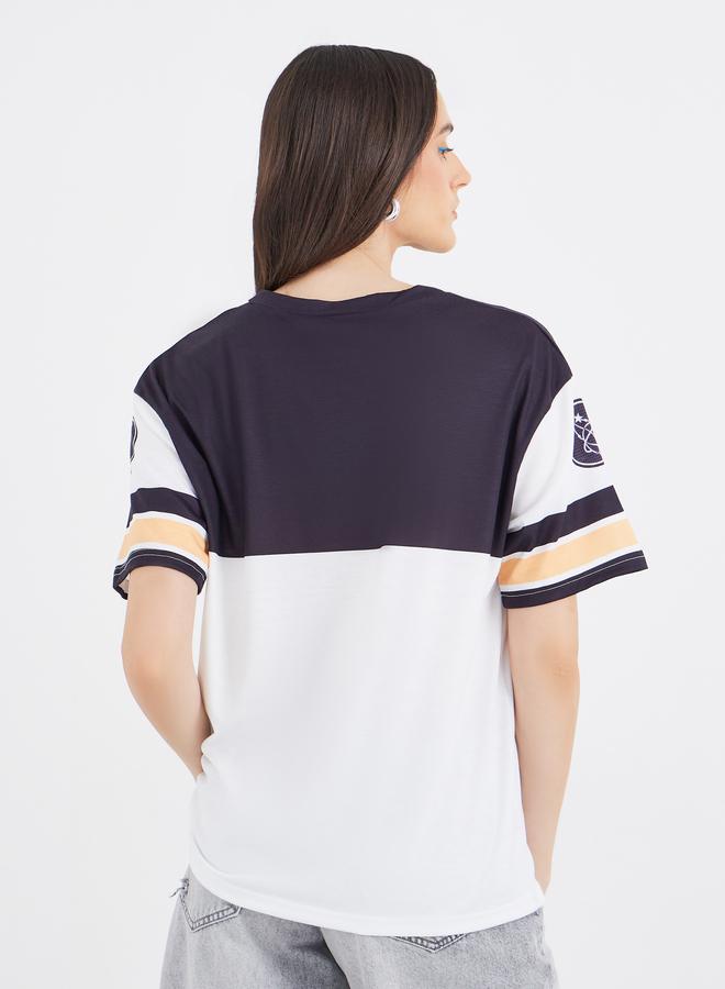 ستايلي تيشيرت نسائي أبيض مطبوع برسومات بياقة على شكل  بقصة واسعة - Image 5