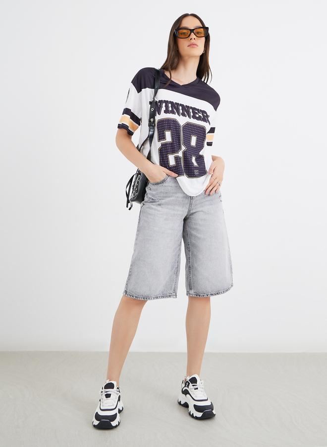 ستايلي تيشيرت نسائي أبيض مطبوع برسومات بياقة على شكل  بقصة واسعة - Image 2