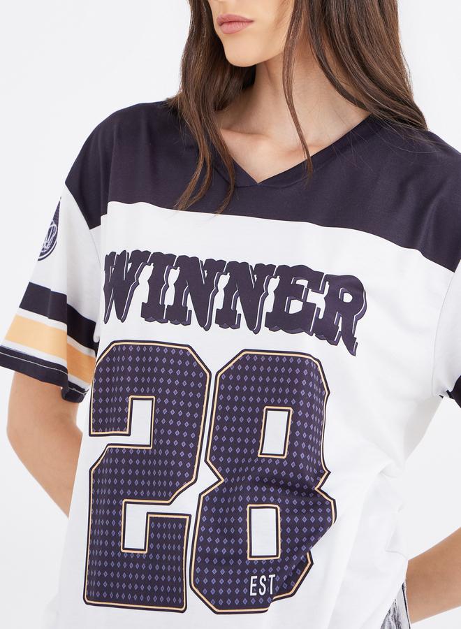 ستايلي تيشيرت نسائي أبيض مطبوع برسومات بياقة على شكل  بقصة واسعة - Image 4