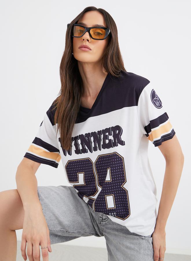 ستايلي تيشيرت نسائي أبيض مطبوع برسومات بياقة على شكل  بقصة واسعة - Image 1