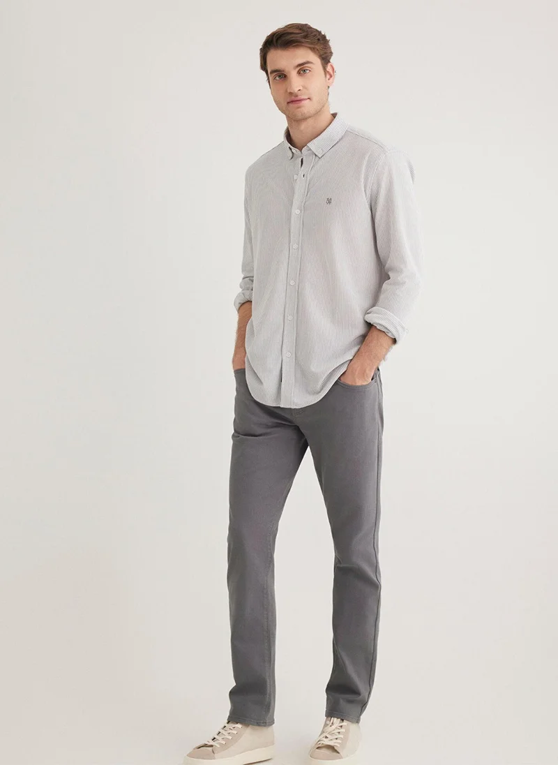 مافي قميص رمادي مخطط