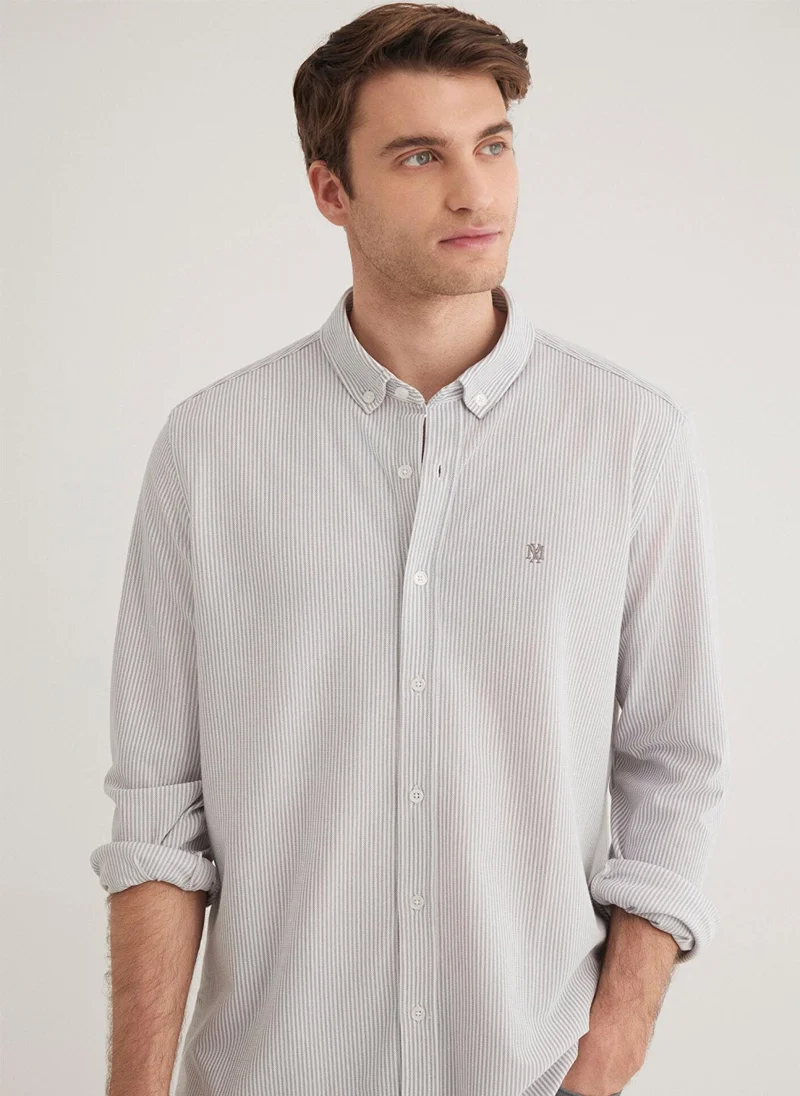 مافي قميص رمادي مخطط