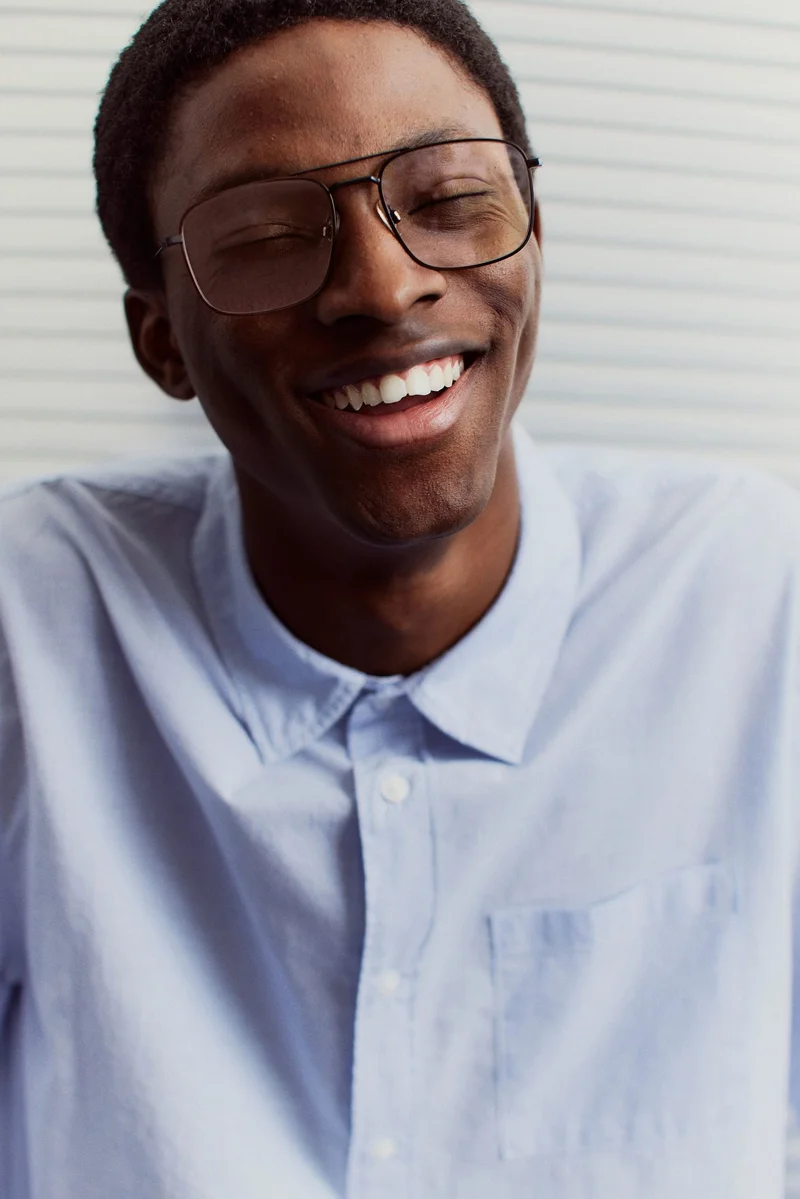 اتش اند ام قميص من القطن المجعد بقصّة واسعة