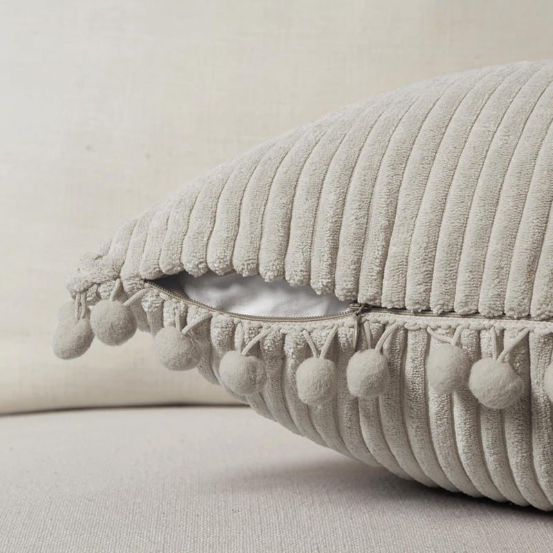 Fancy Homi عبوة من 2 من أغطية الوسائد الزخرفية البيضاء البوهيمية مع شرابات، مقاس 26x26 بوصة، من القطيفة الناعمة، مجموعة أغطية وسائد مربعة صلبة للأريكة والأريكة وغرفة النوم والسيارة وغرفة المعيشة 66x66 سم - Image 3