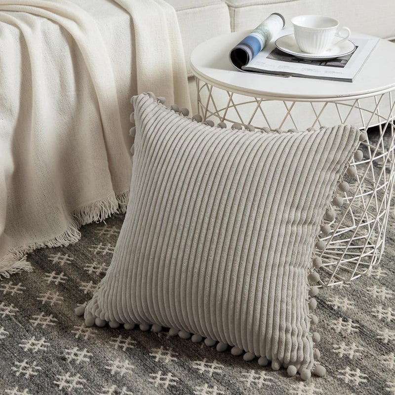 Fancy Homi عبوة من 2 من أغطية الوسائد الزخرفية البيضاء البوهيمية مع شرابات، مقاس 26x26 بوصة، من القطيفة الناعمة، مجموعة أغطية وسائد مربعة صلبة للأريكة والأريكة وغرفة النوم والسيارة وغرفة المعيشة 66x66 سم - Image 2