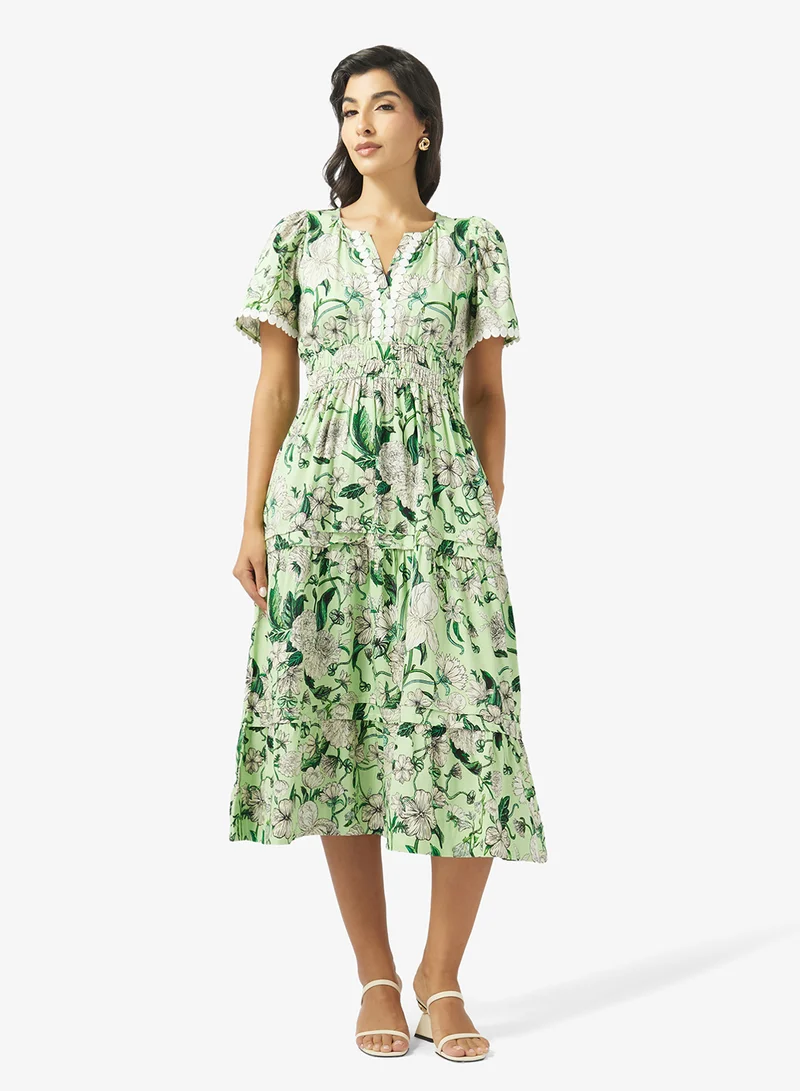 هوب اند ايفي فستان شاي بتنورة متدرجة بياقة على شكل حرف  وزخرفة دانتيل