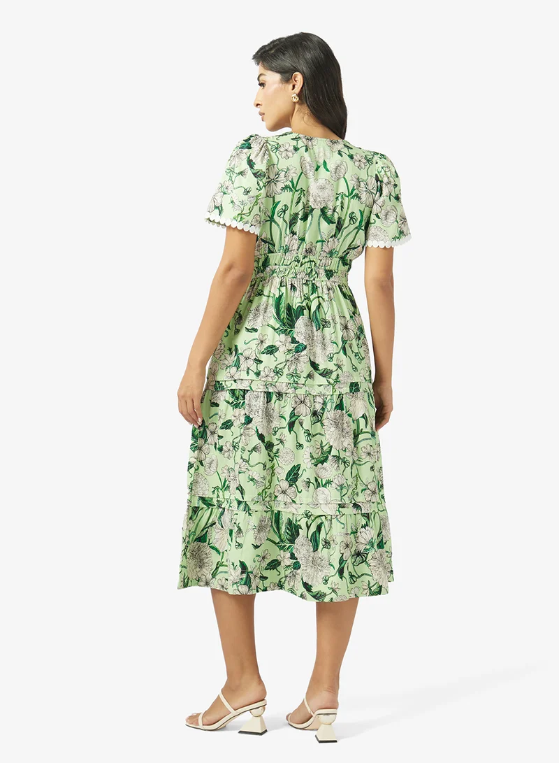 هوب اند ايفي فستان شاي بتنورة متدرجة بياقة على شكل حرف  وزخرفة دانتيل