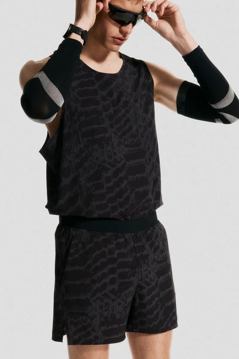 اتش اند ام شورت ركض قصير من نسيج دراي موف