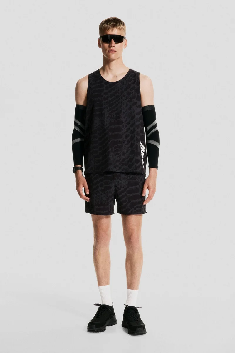 اتش اند ام شورت ركض قصير من نسيج دراي موف