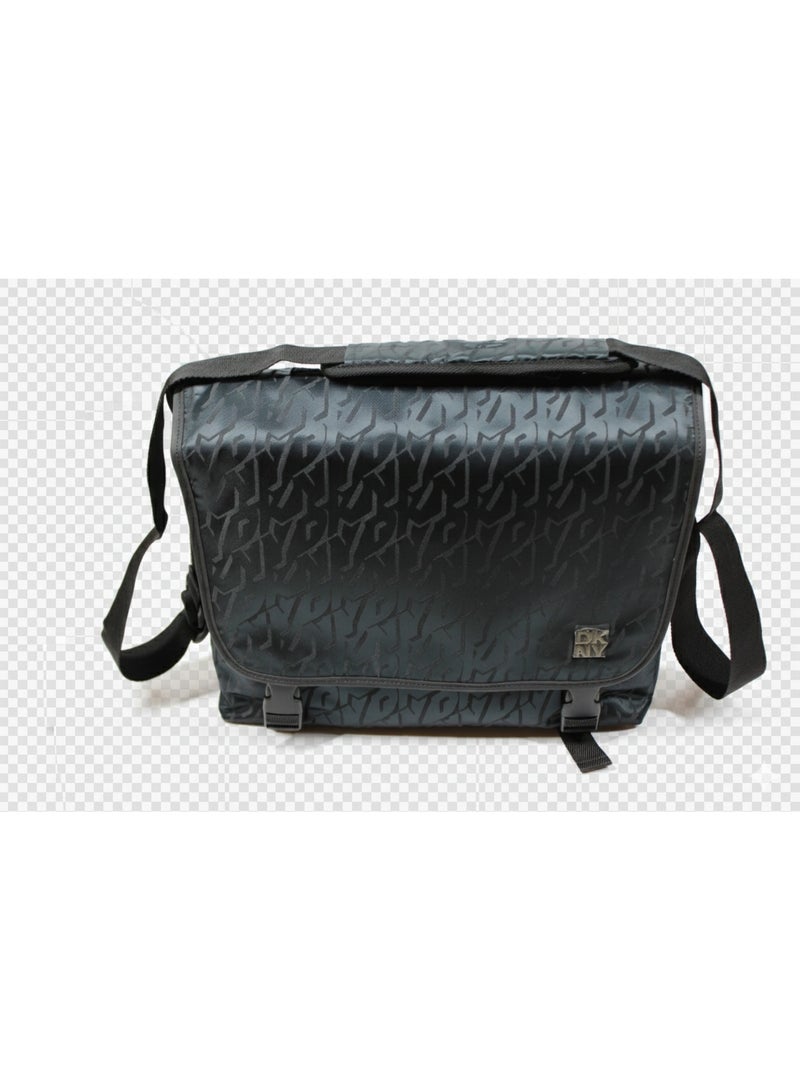 دكني حقيبة كروس بودي رجالية من دي كيه إن واي بشعار بارز وحزام قابل للتعديل - أسود - Image 3