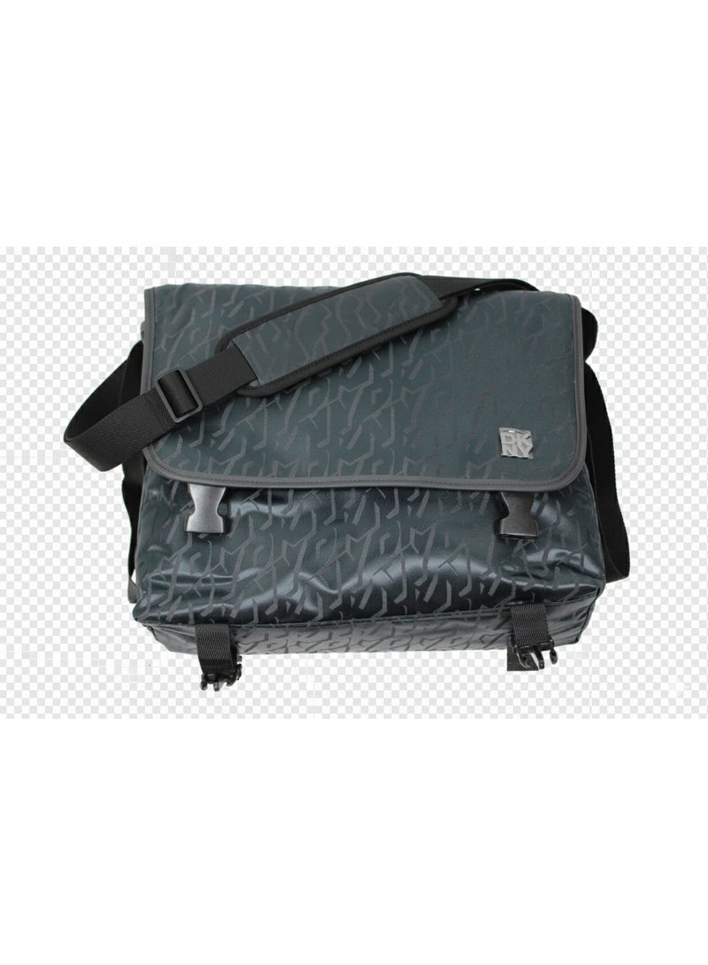 دكني حقيبة كروس بودي رجالية من دي كيه إن واي بشعار بارز وحزام قابل للتعديل - أسود - Image 1